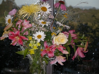 PinkYellowBouquet_web.jpg (87855 bytes)