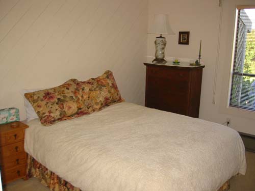 2nd Bedroom.jpg (18622 bytes)