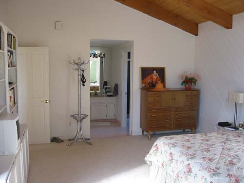 Bedroom.jpg (18190 bytes)
