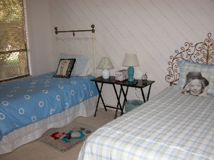 GuestBedroom_72.jpg (124319 bytes)