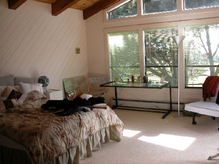 MasterBedroom_72.jpg (127157 bytes)