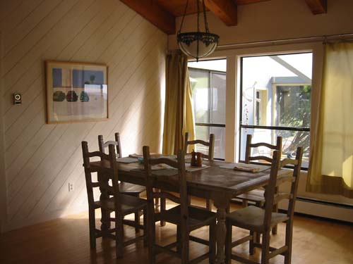 dining.jpg (26690 bytes)